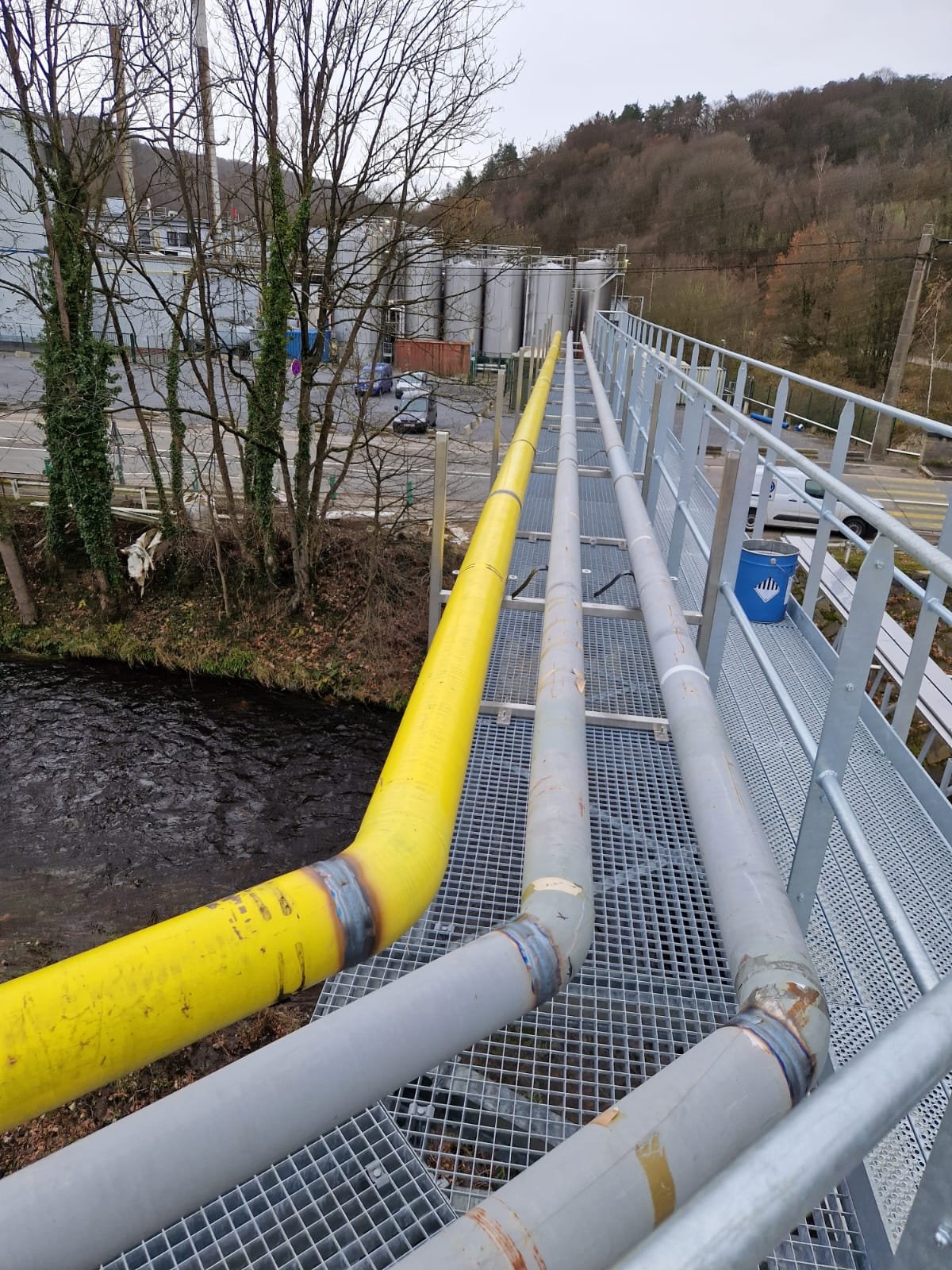 Tubagem industrial instalada em ambiente exterior